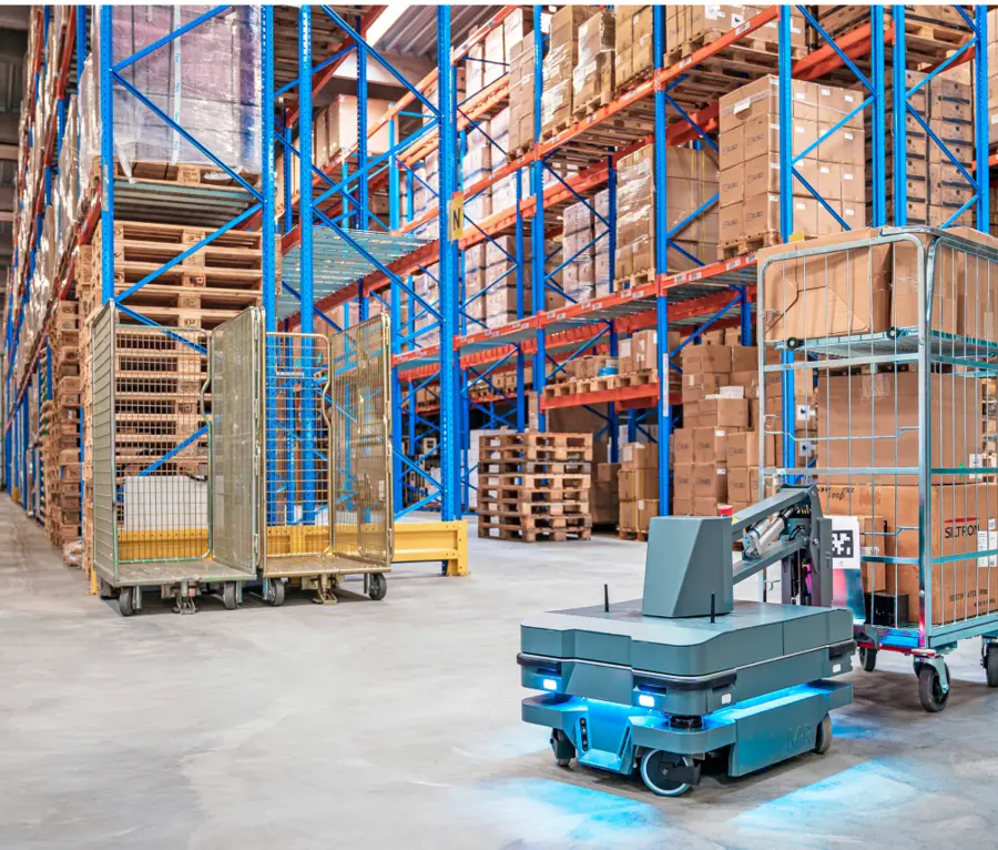 Robot móvil autónomo transportando materiales en almacén